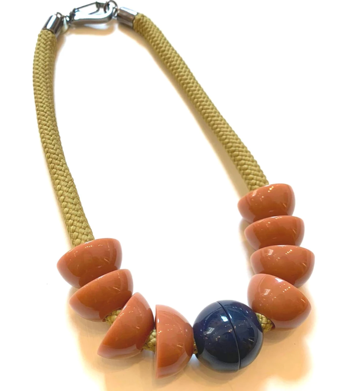Curve Necklace